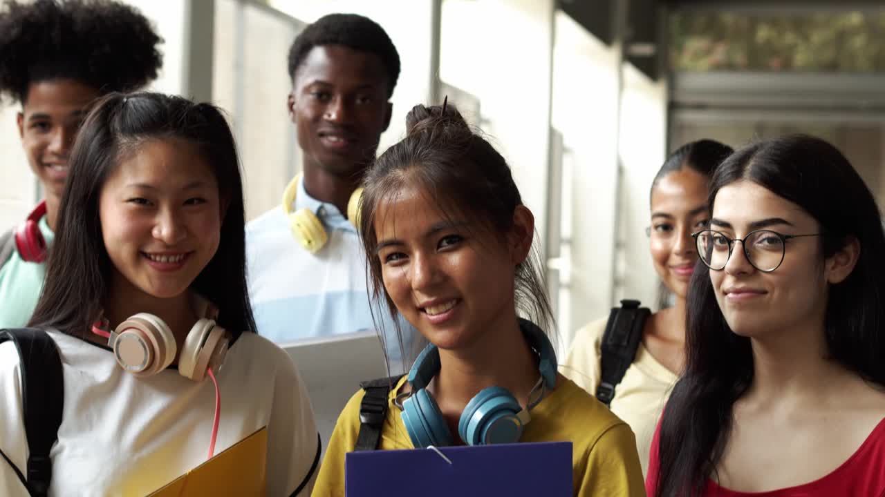多民族青少年学生微笑看着相机的肖像。高中视频下载