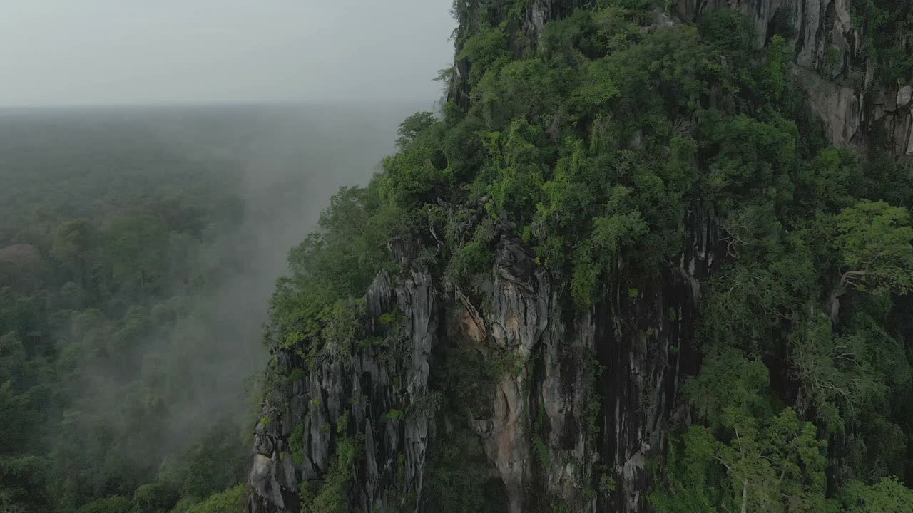 轨道拍摄的柬埔寨石灰岩喀斯特山居住着马蹄蝠视频下载