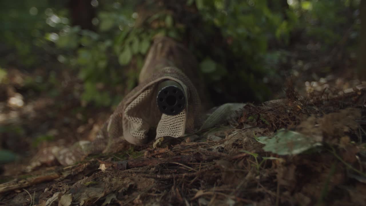 狙击兵在森林中透过光学视野的特写镜头视频素材