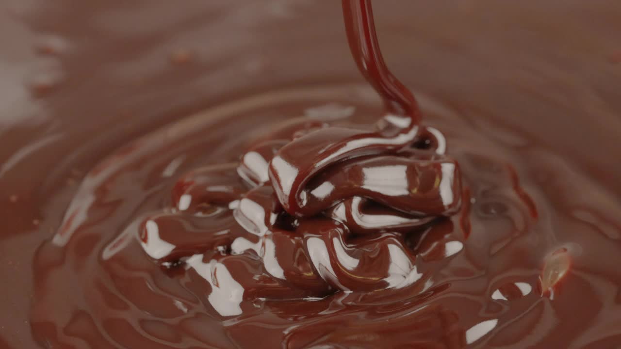 倒入融化的巧克力流视频素材