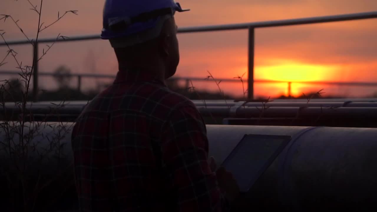 日落时起重机的建筑工地视频素材