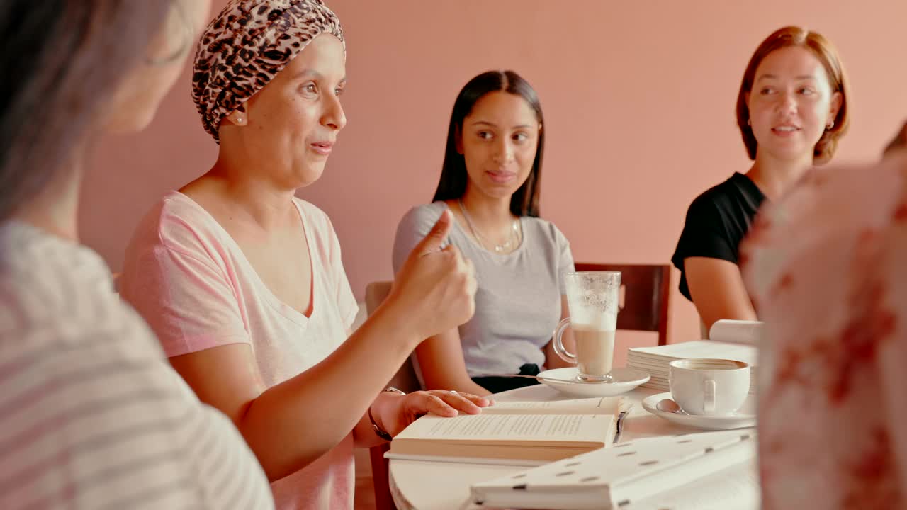 4k视频记录了一群年轻女性在一家咖啡馆参加读书俱乐部的情景视频下载