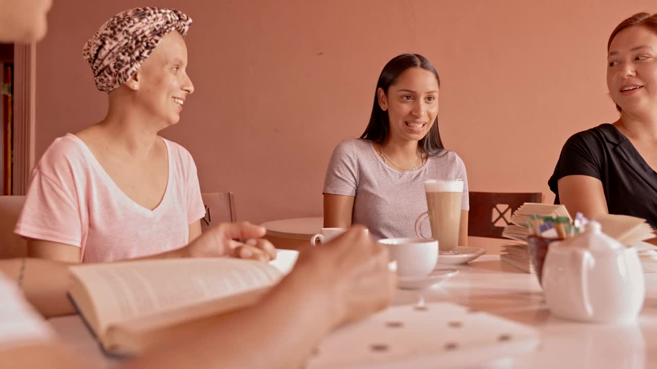 一个年轻女子在咖啡馆参加读书俱乐部的4k视频视频下载