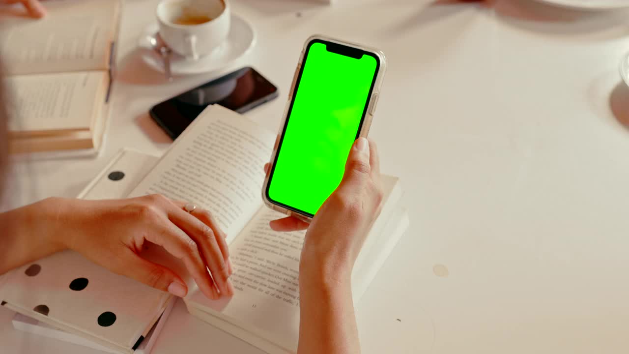 一段4k视频记录了一个陌生女人在咖啡馆看书时用手机的画面视频下载