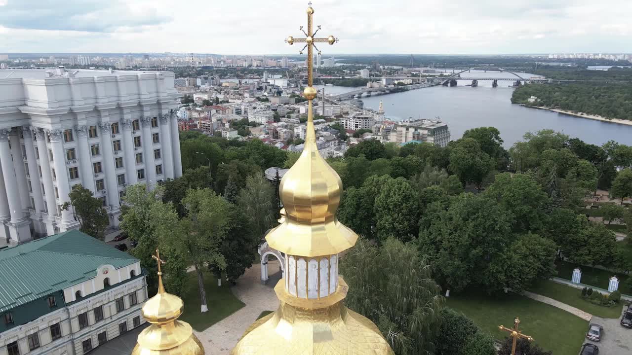 基辅。乌克兰:圣迈克尔金色穹顶修道院。鸟瞰图视频下载