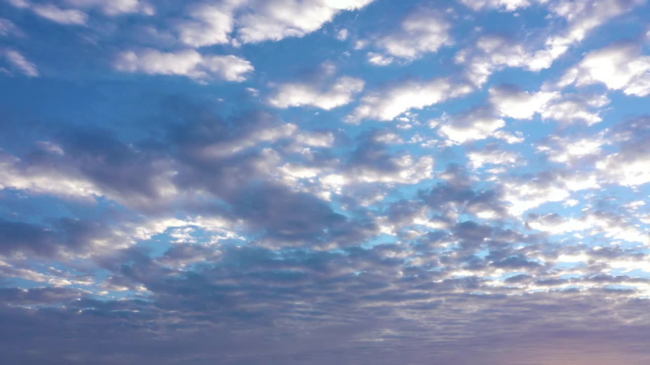 白云在蓝天的背景中移动。4 k的决议视频下载