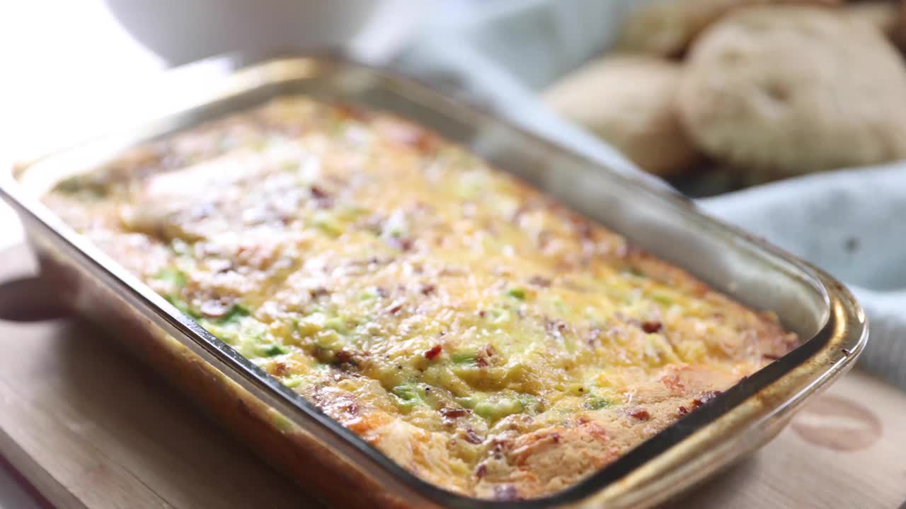 早餐砂锅的细节，煎饼，培根，切达奶酪和葱。视频下载