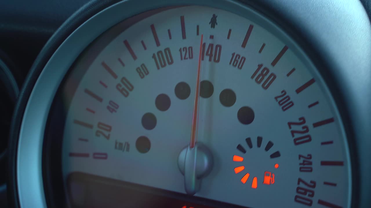 汽车速度计靠近了。速度表上的高速视频素材