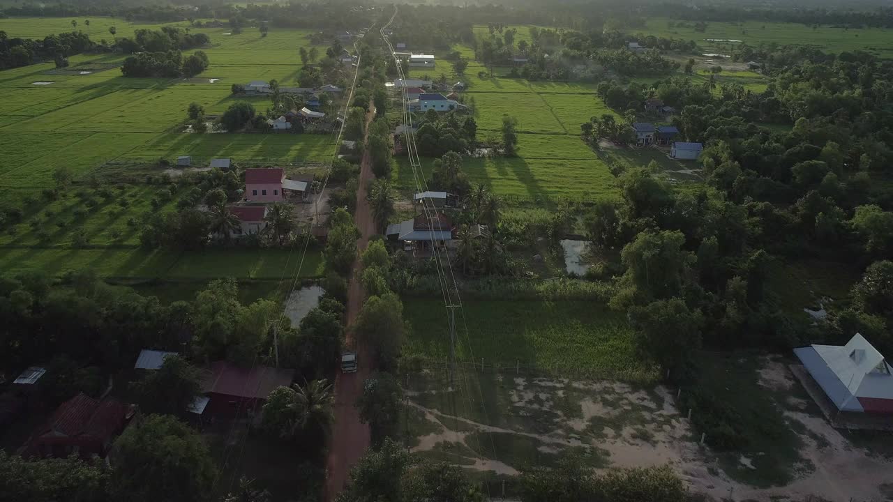 飞过柬埔寨的农田和房屋视频下载