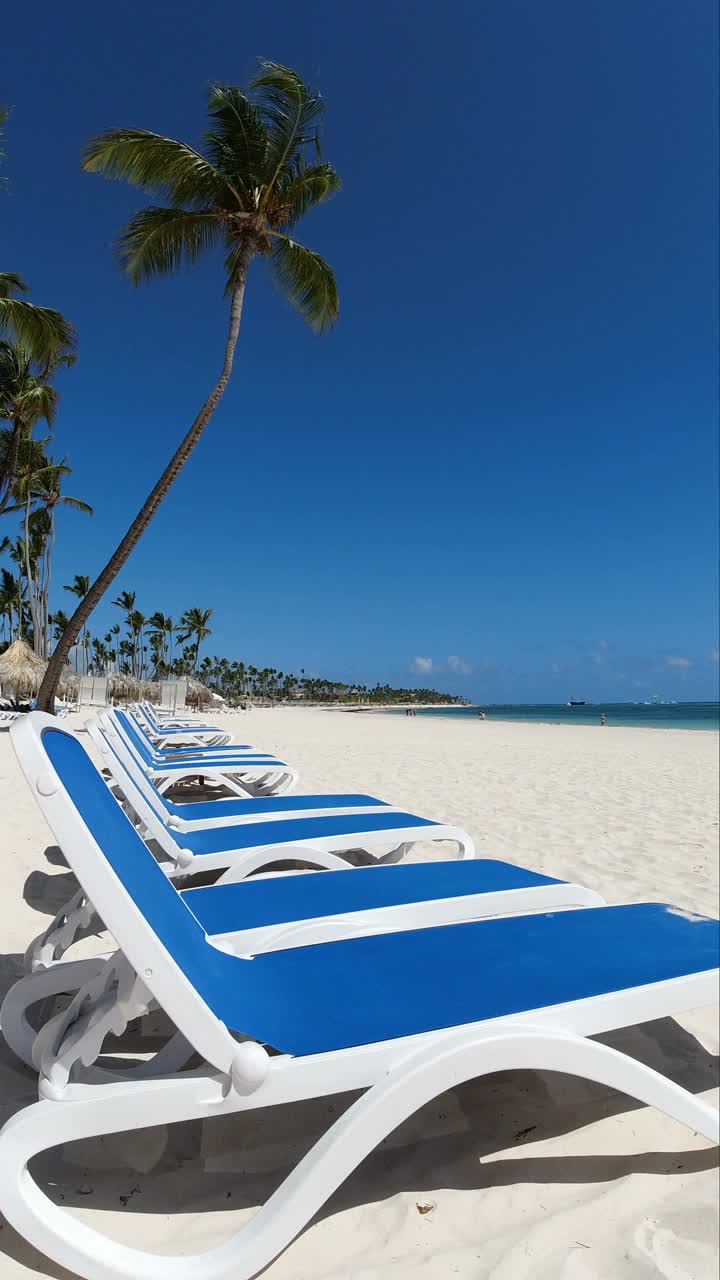 空无一人的加勒比海滩上的躺椅视频下载