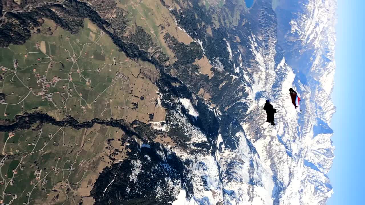 翼装飞行员在瑞士山区上空翱翔视频下载