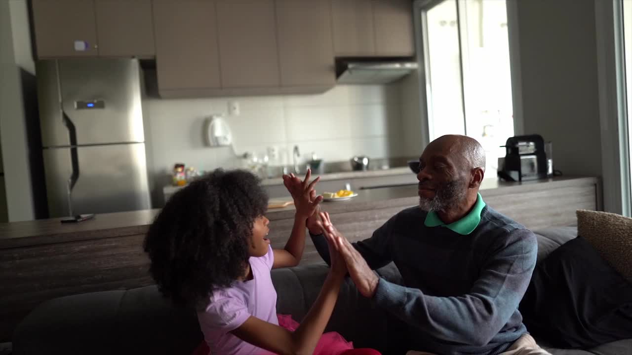 爸爸和女儿在家里玩拍手游戏视频下载