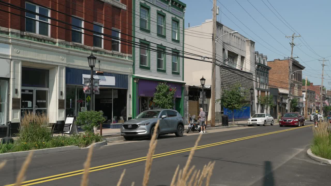 小镇主要街道的白天夏季建立镜头视频素材