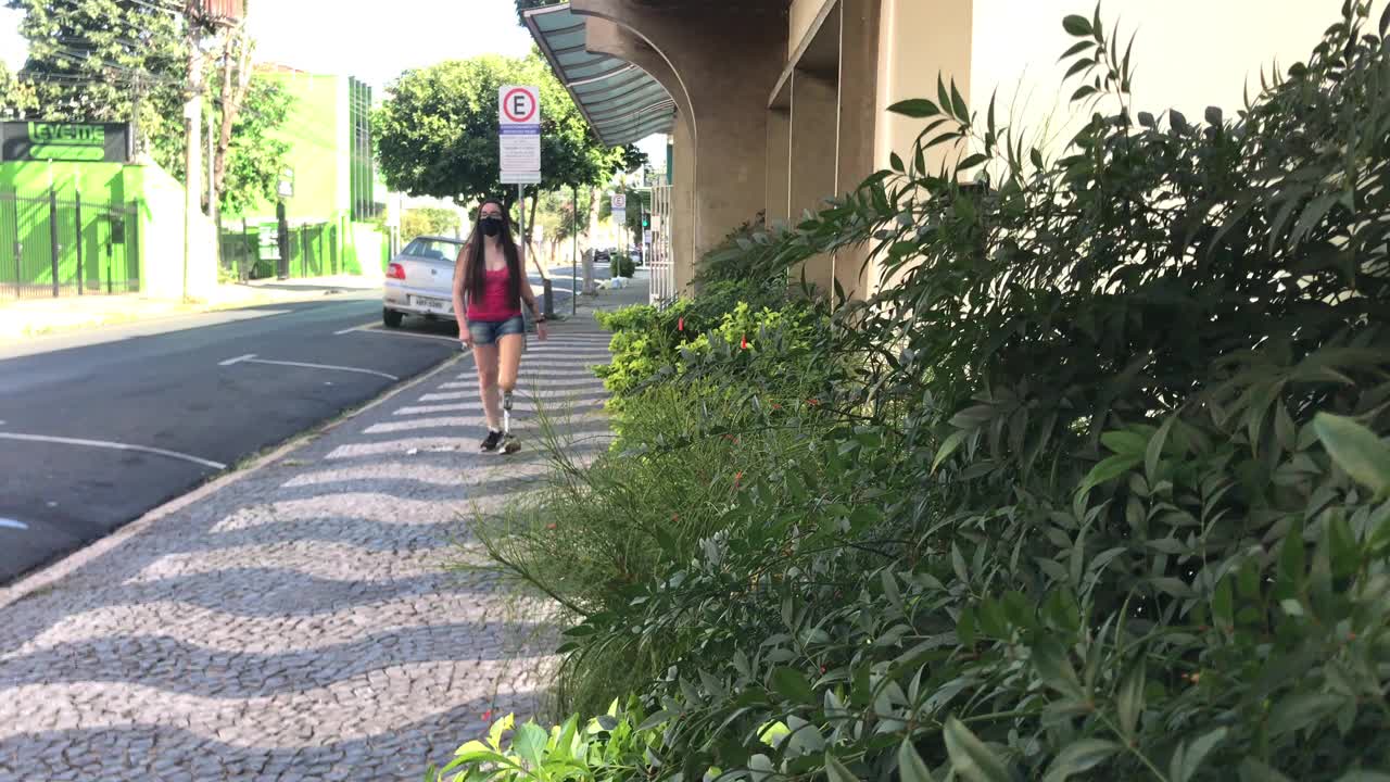 截肢的女孩走在街上视频下载