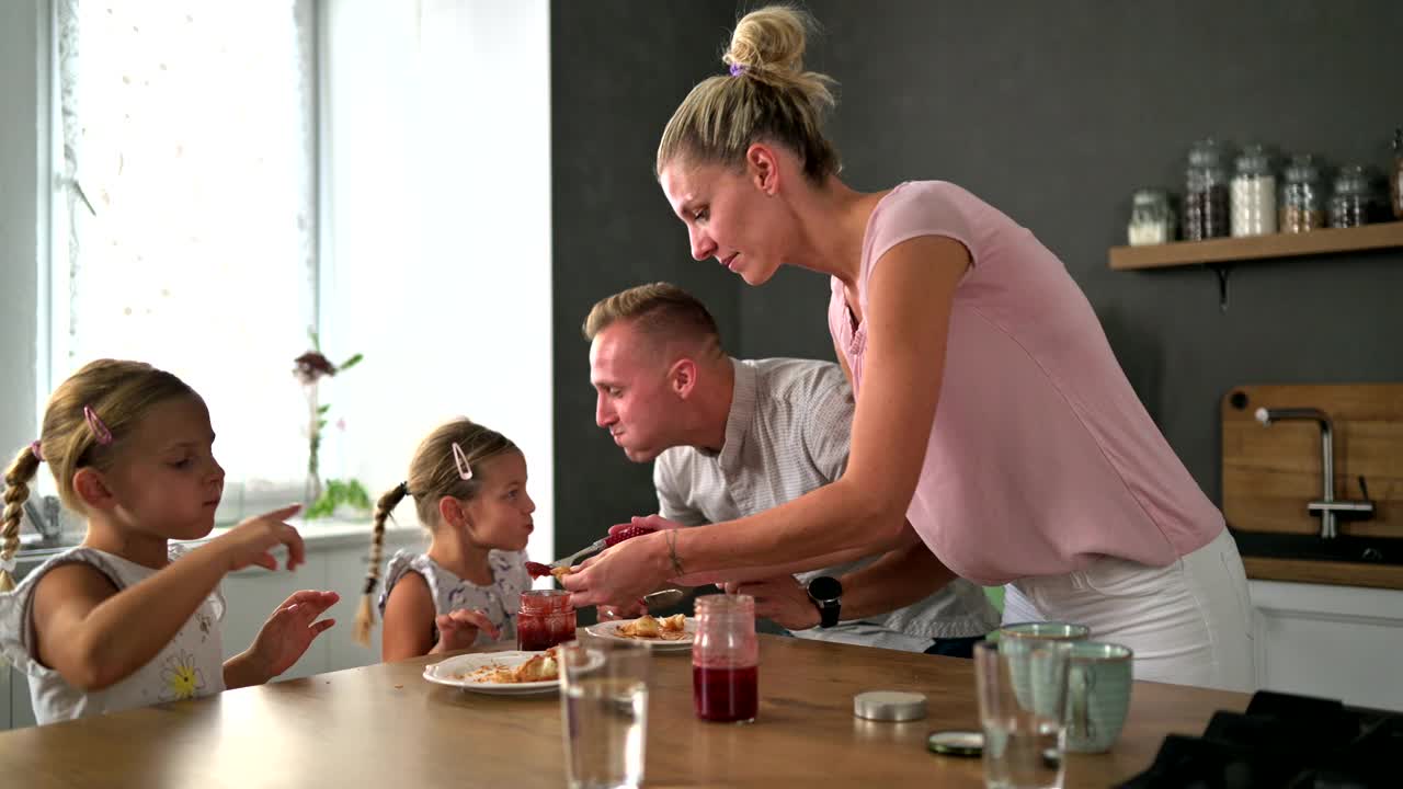 可爱快乐的白种人家庭在厨房享受早餐视频下载