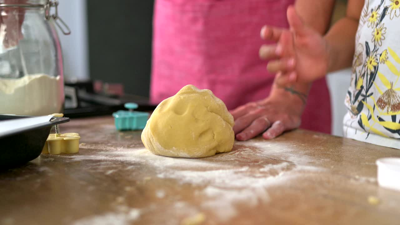 白人母亲和女儿在家里揉面团做饼干视频下载