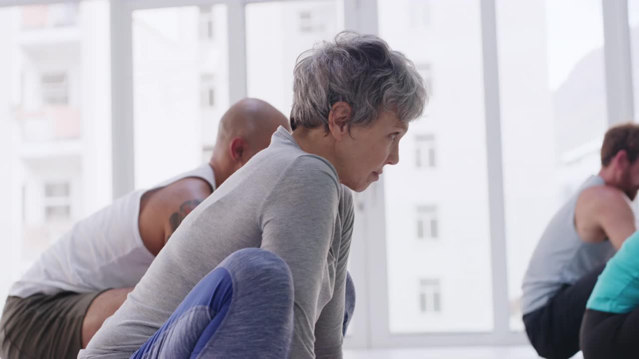 一群人在健身课上练习瑜伽的4k视频片段视频下载