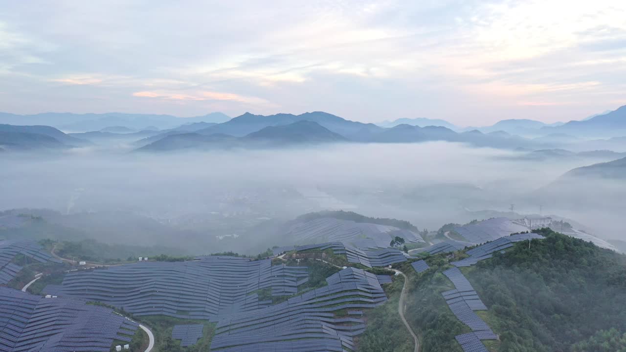 无人机拍摄的云海和山顶壮丽的太阳能发电厂视频下载
