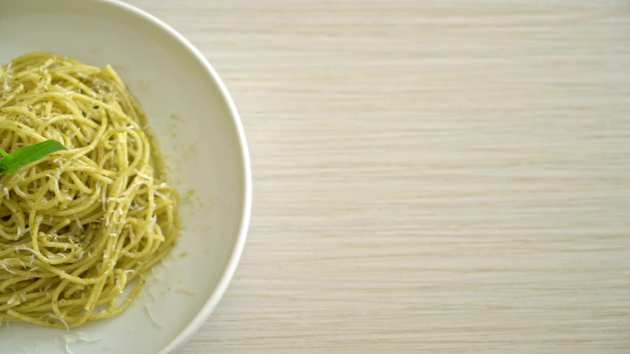 香蒜沙司意大利面-素食和意大利菜风格视频素材