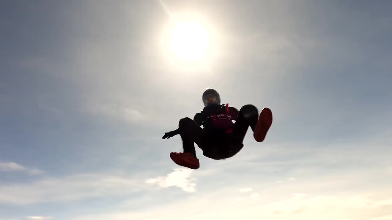 自由落体跳高者在瑞士山脉上空翱翔视频素材