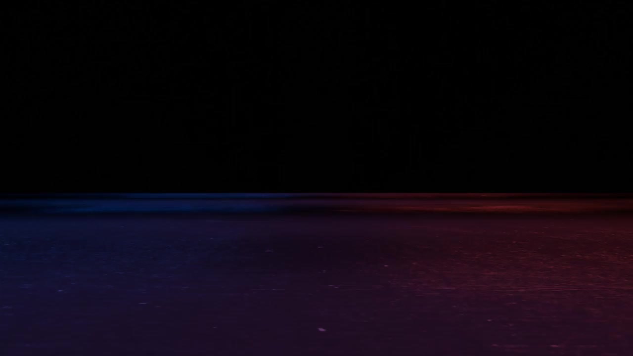 霓虹灯抽象背景。蓝色和紫色的霓虹灯激光带着反射圈。4k分辨率的视频。摘要技术复古背景。未来的运动。3 d演示呈现视频素材