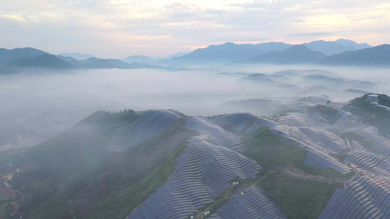 云海和顶峰太阳能发电厂视频下载