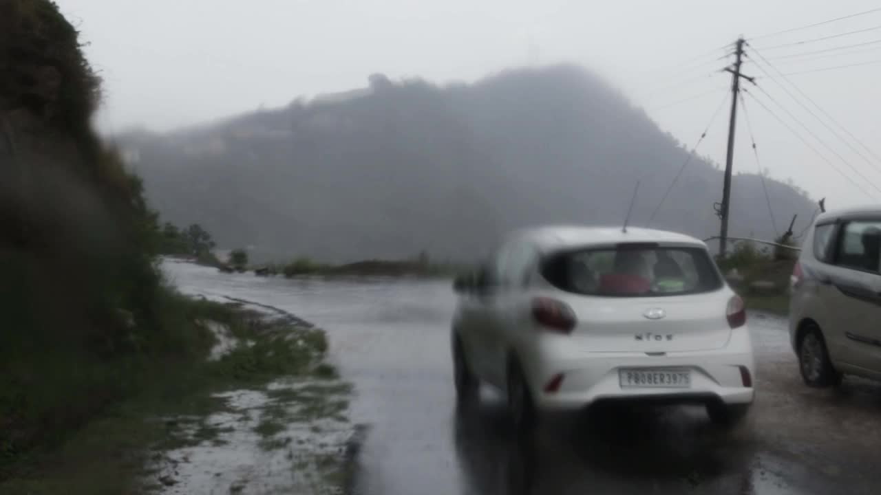 印度喜马偕尔邦山区雨季的交通视频素材