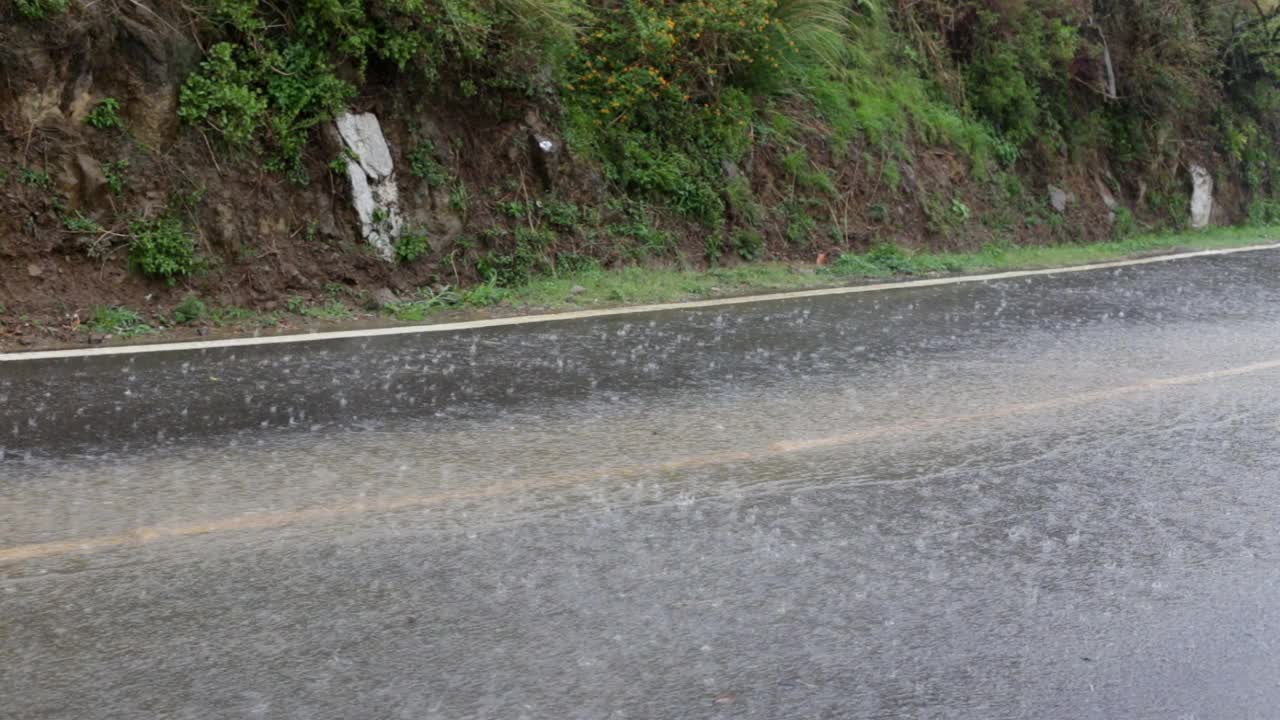 印度喜马偕尔邦，雨季的Naina Devi山路视频素材