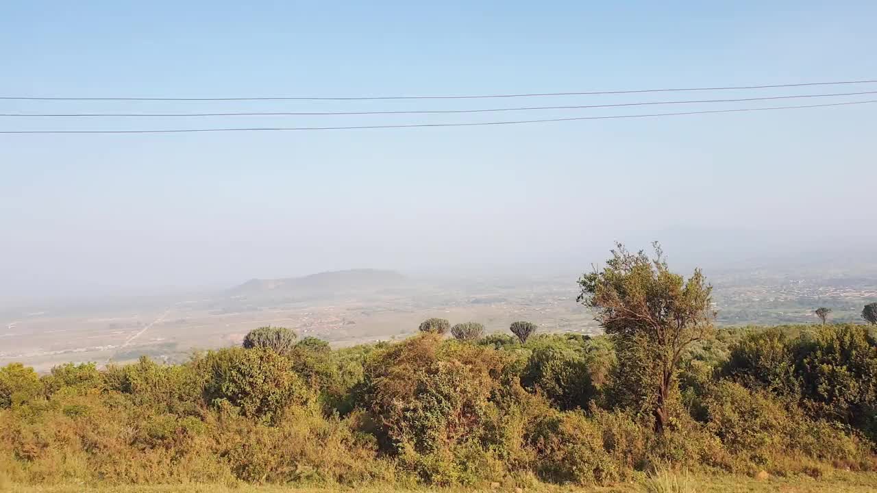 在肯尼亚南部的艰苦的野生公路冒险之旅视频下载