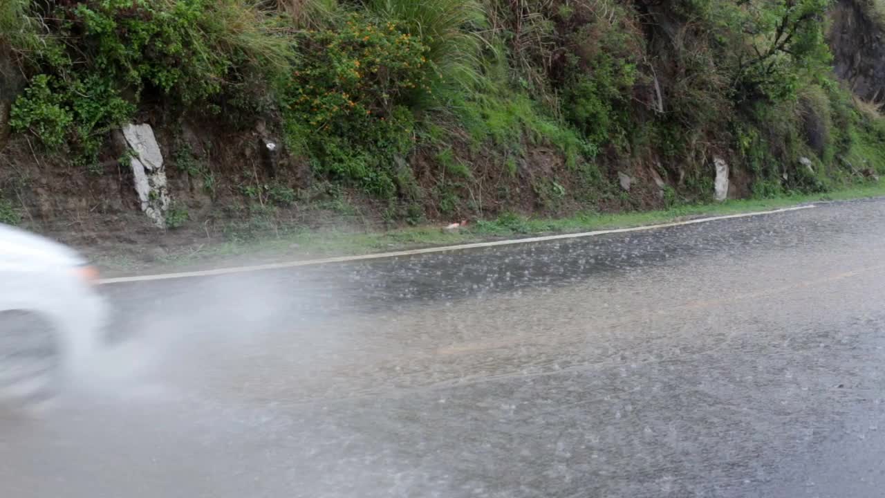 印度喜马偕尔邦山区高速公路上的大雨视频素材