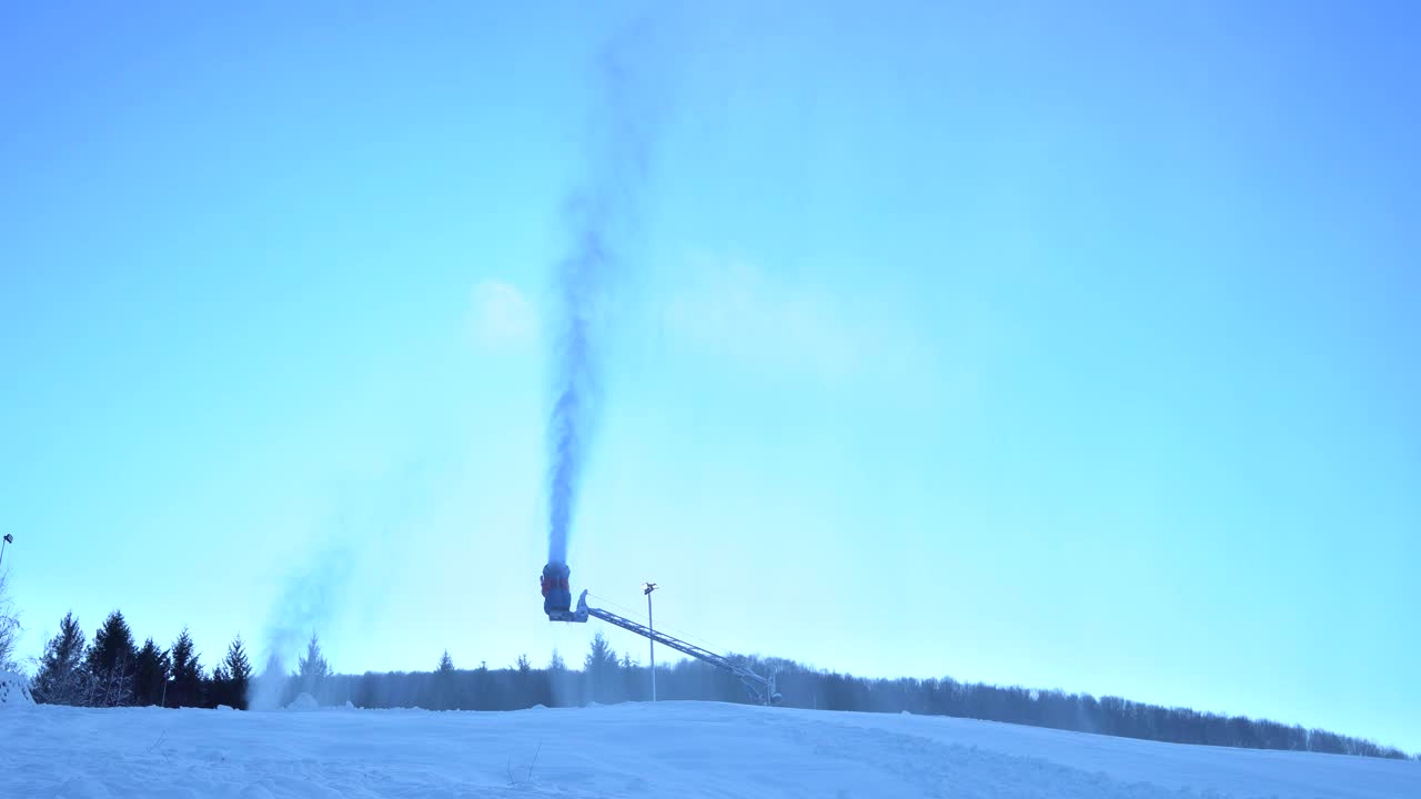 造雪机为滑雪道生成雪喷泉。视频素材