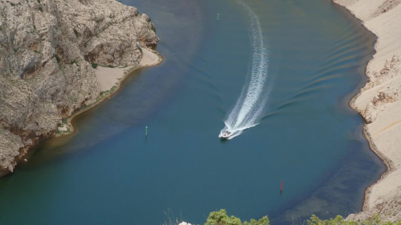 快艇在美丽的兹曼尼亚峡谷航行视频下载