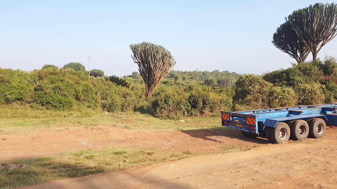 在肯尼亚南部的艰苦的野生公路冒险之旅视频下载
