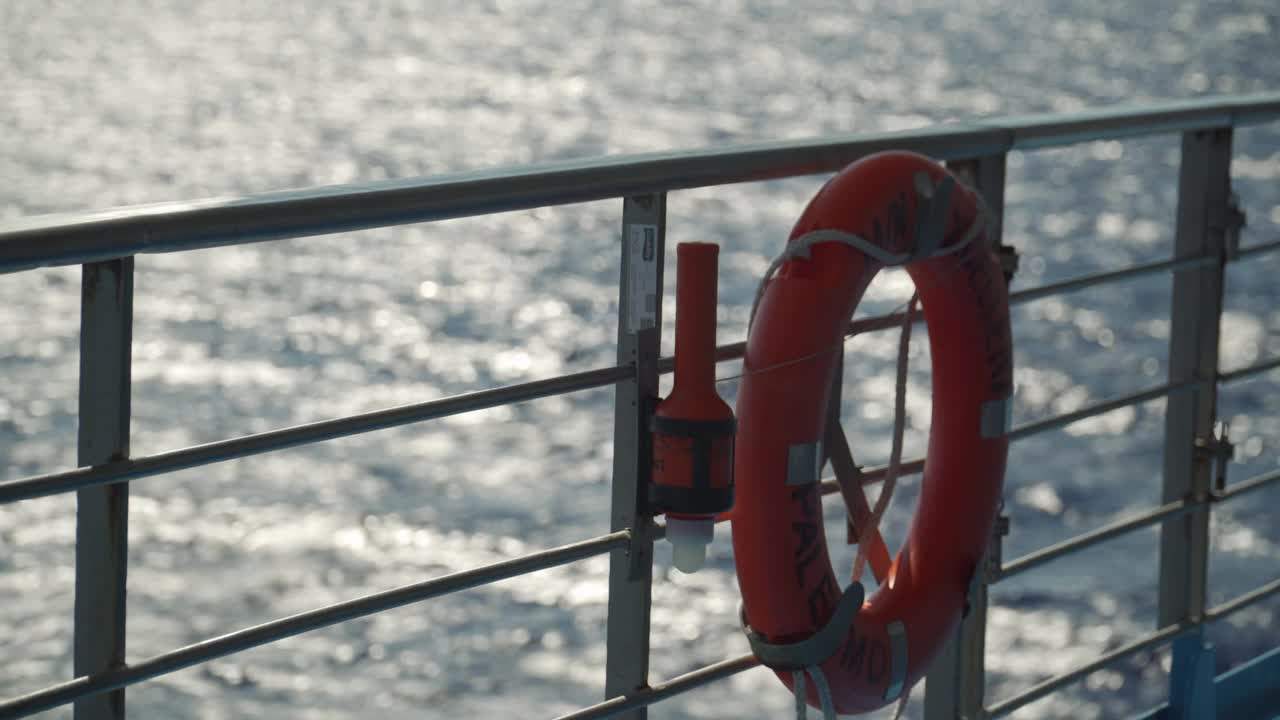 船和海的救生圈视频素材