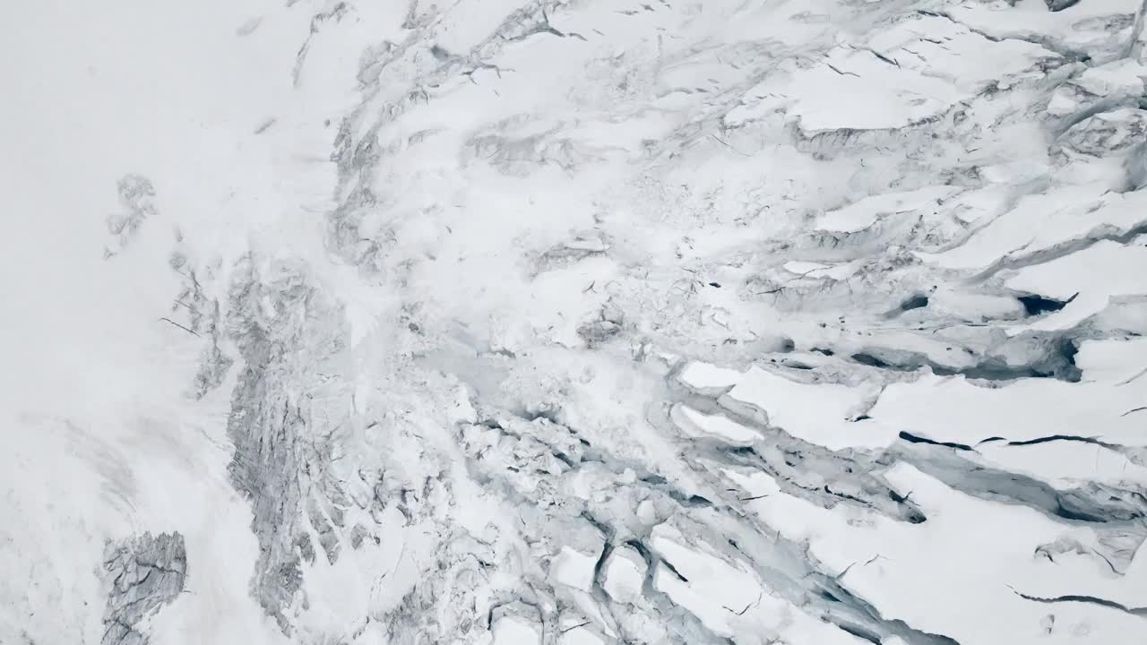 无人机拍摄的格尼菲蒂小屋附近的蒙特罗萨冰川(里斯冰川)视频下载