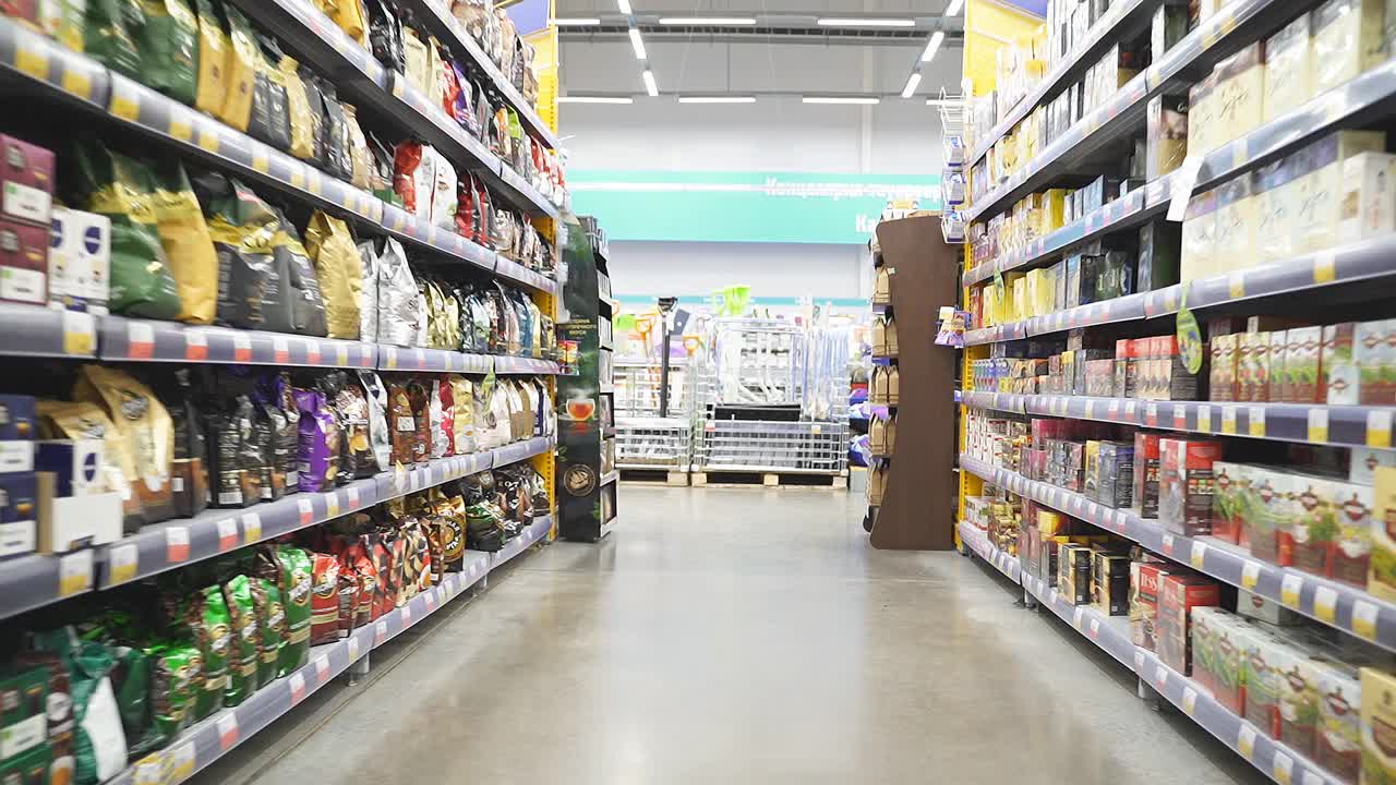 在超市里，摄像机在两个货架间缓慢移动视频下载