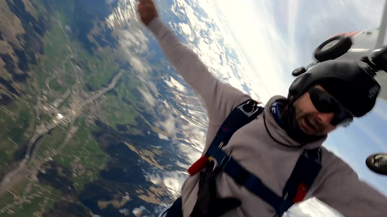 自由落体跳高者在瑞士山脉上空翱翔视频素材