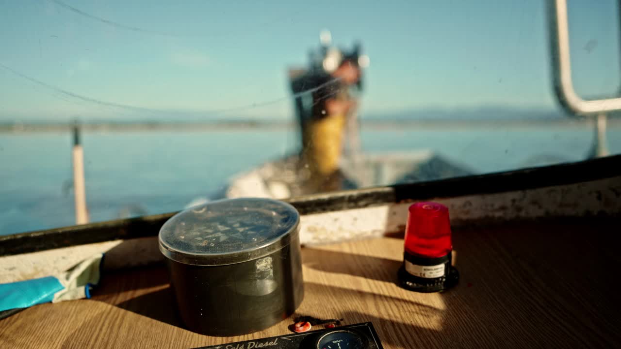 透过窗户拍摄的渔民准备渔网视频素材