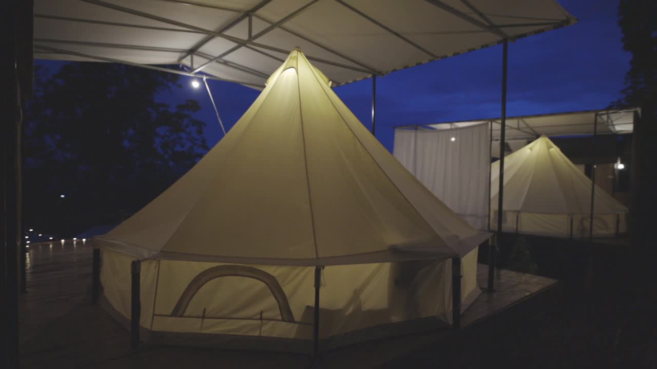 在泰国清迈下雨时，关闭帐篷露营户外自然视频下载