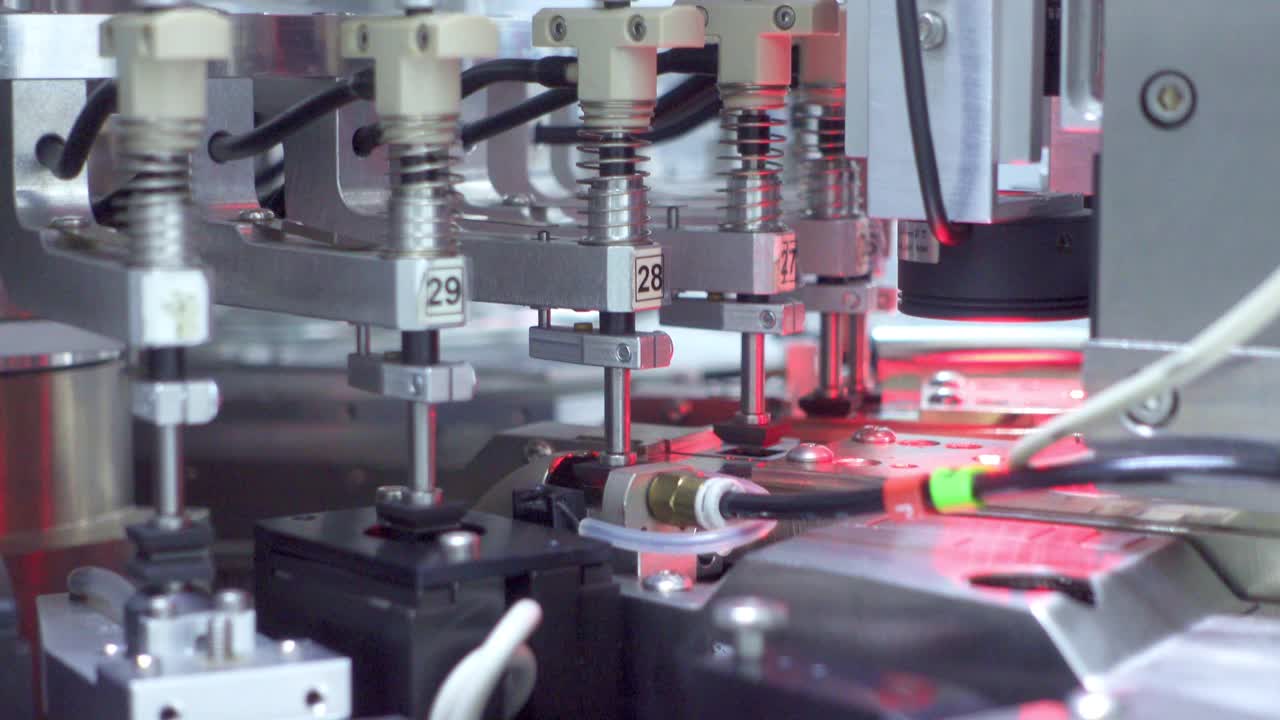 在半导体制造过程中，在无尘室取放晶圆上的模具在机器上测试电气功能视频素材
