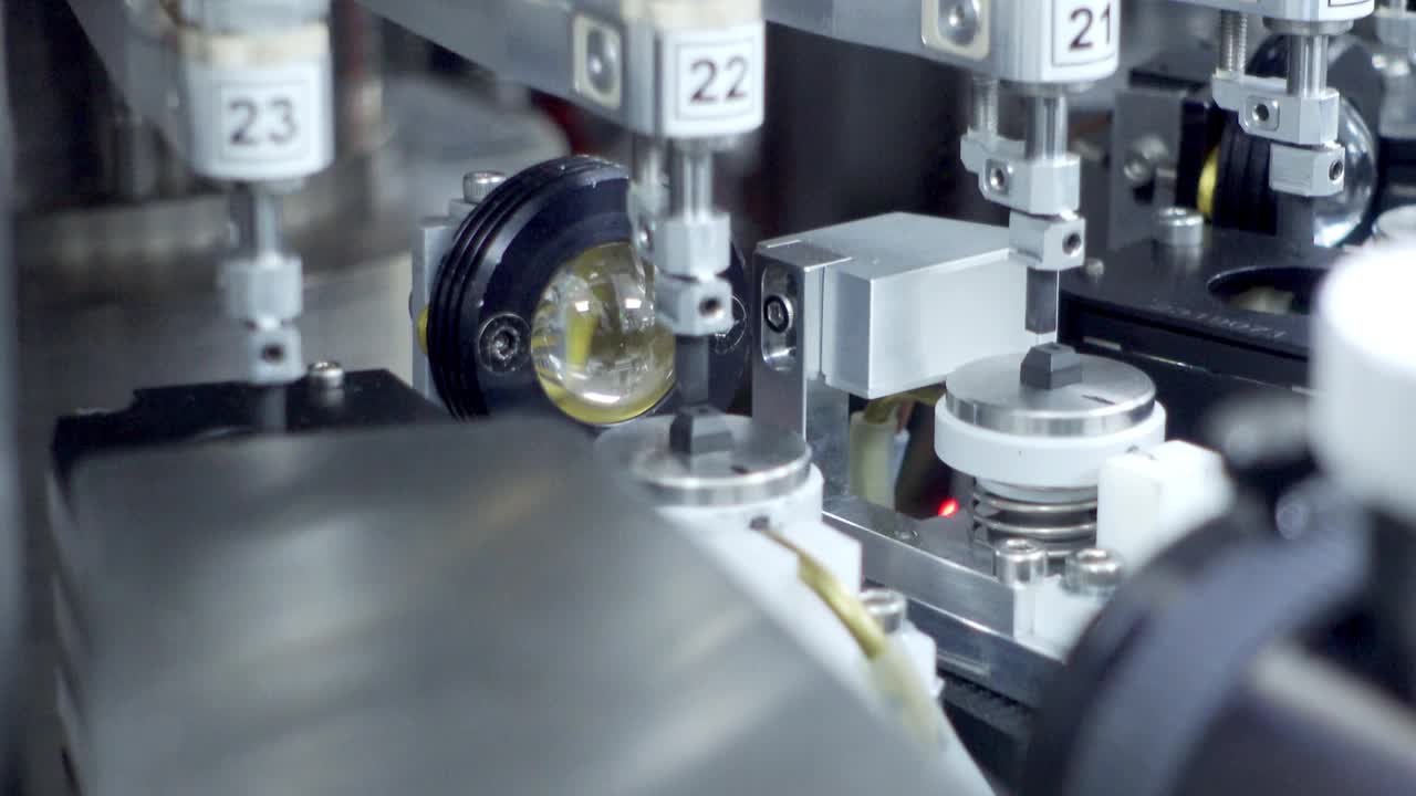 在半导体制造过程中，在无尘室取放晶圆上的模具在机器上测试电气功能视频素材