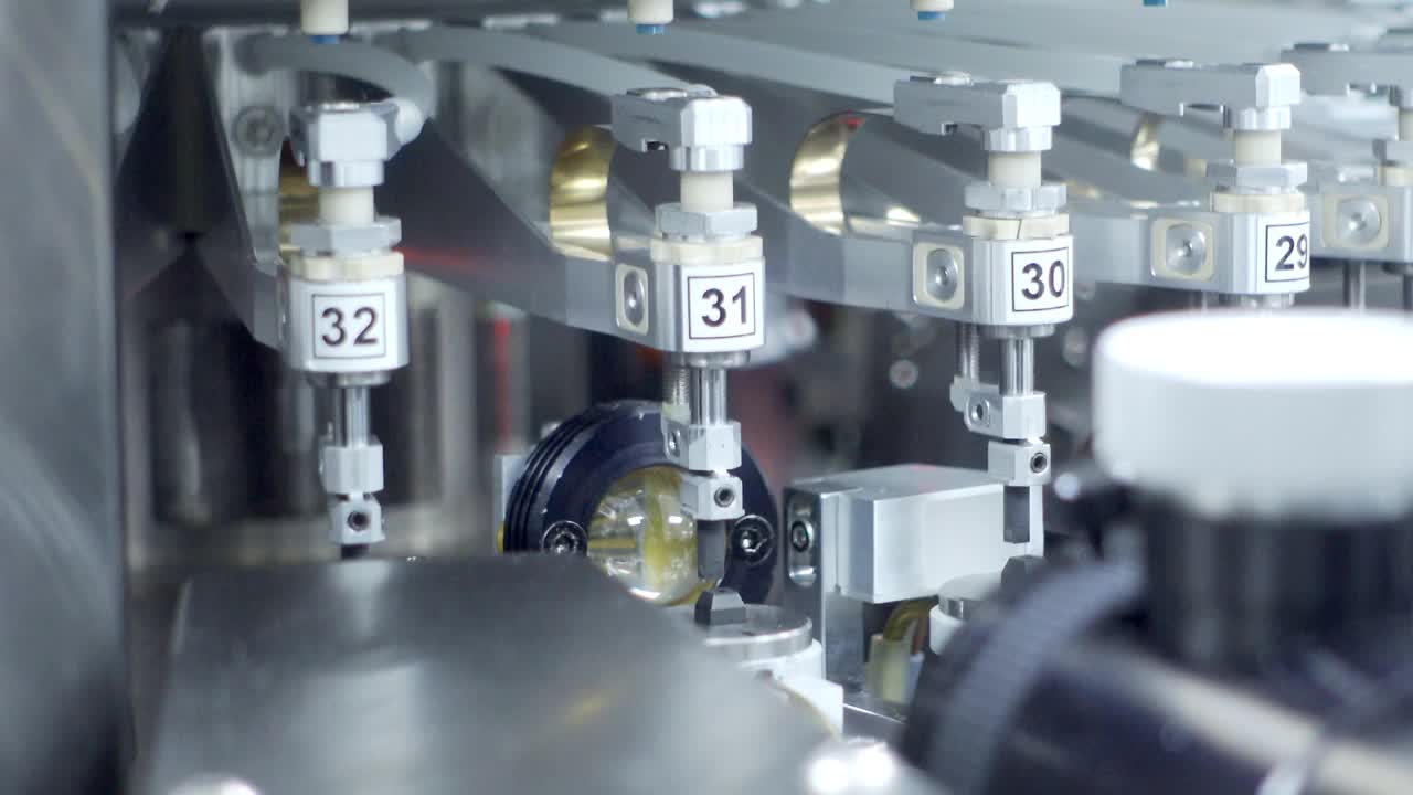 在半导体制造过程中，在无尘室取放晶圆上的模具在机器上测试电气功能视频下载