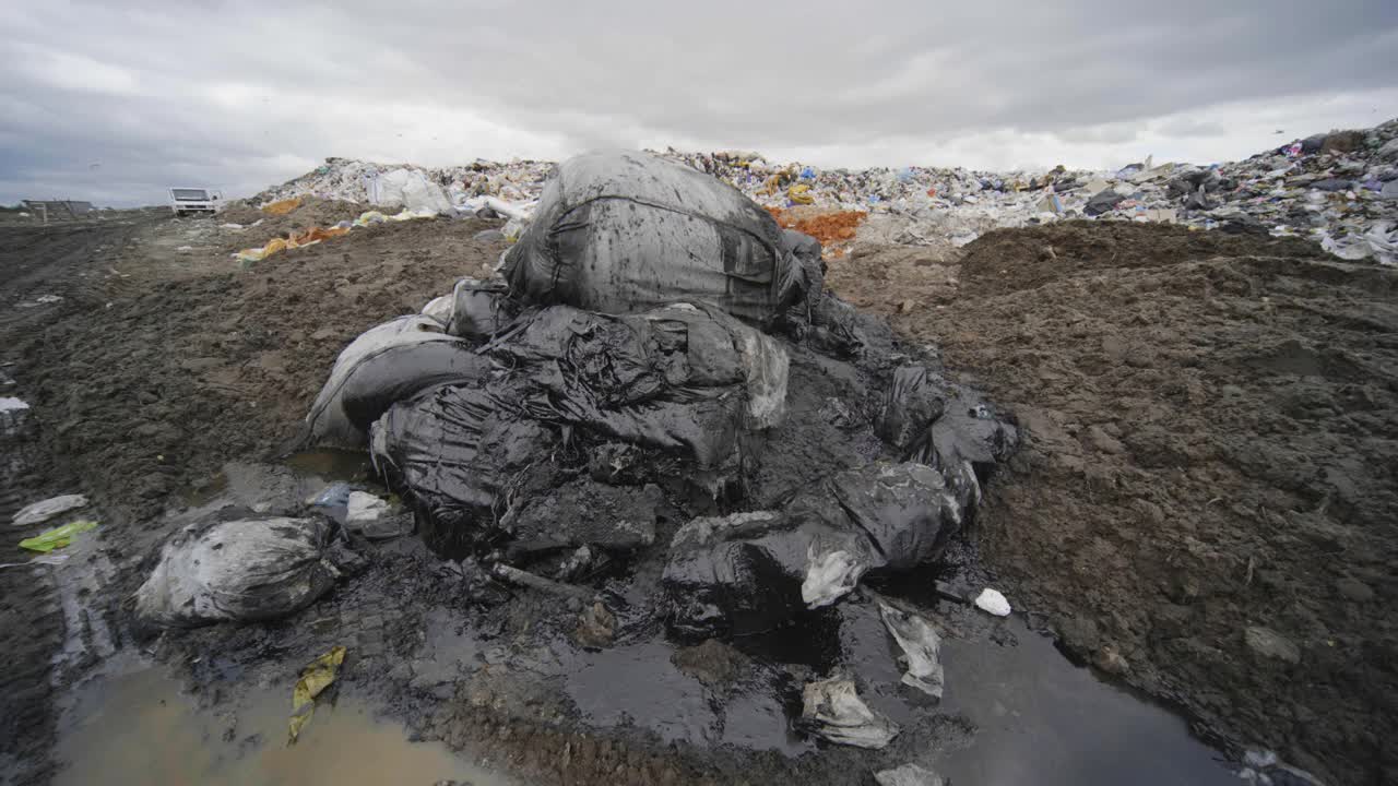 化学废料沥青和灰烬在城外的垃圾填埋场视频下载