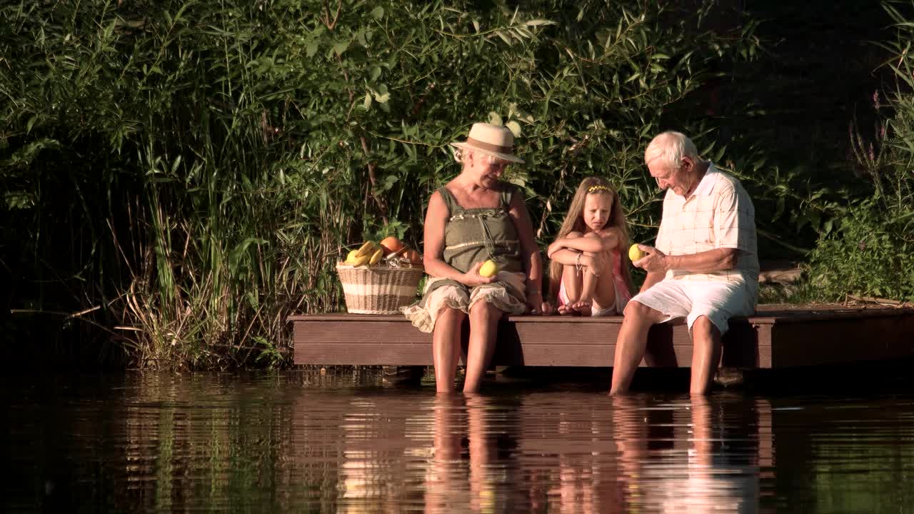 老人和带着野餐篮子的孙子。视频下载