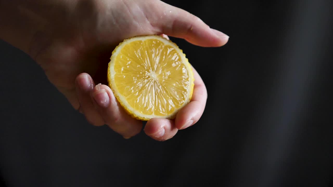 柑橘类水果——用手挤压柠檬视频素材