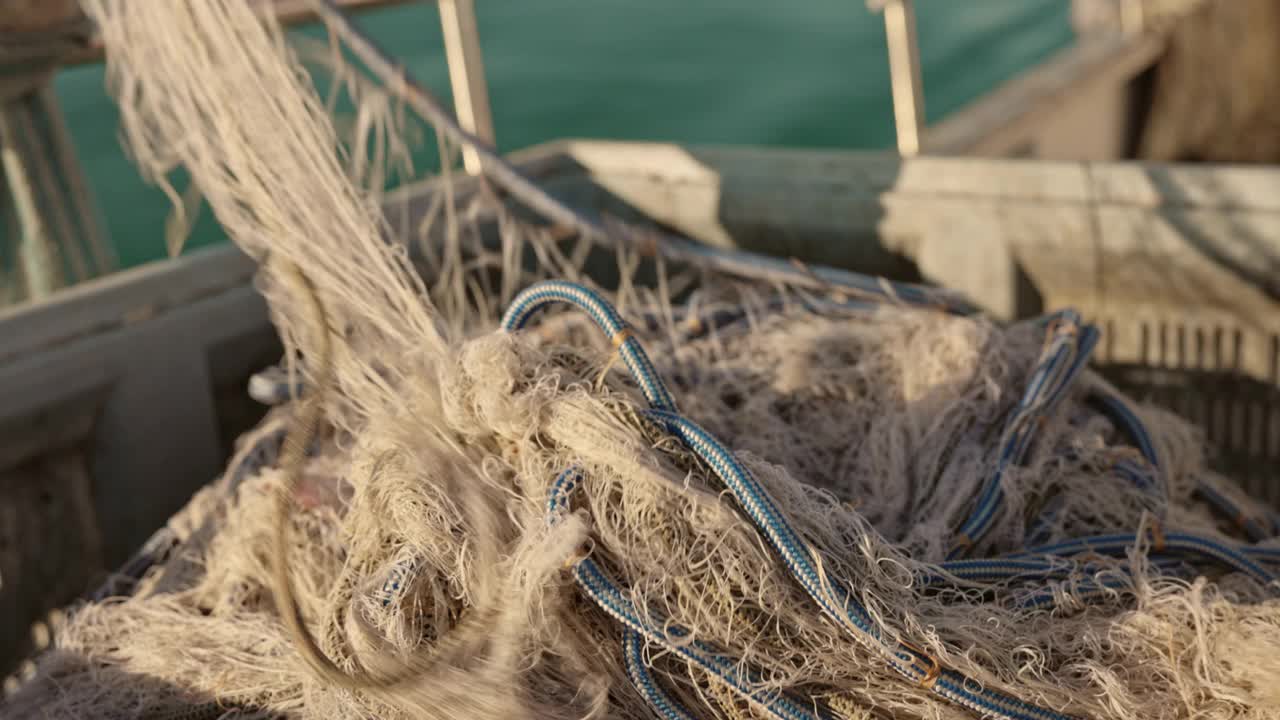 30岁出头的渔民将网引入水中视频素材