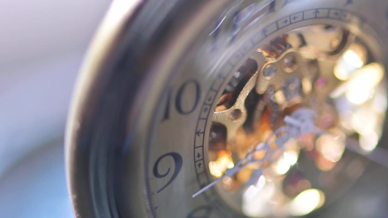金色古董手表机械工作视频下载