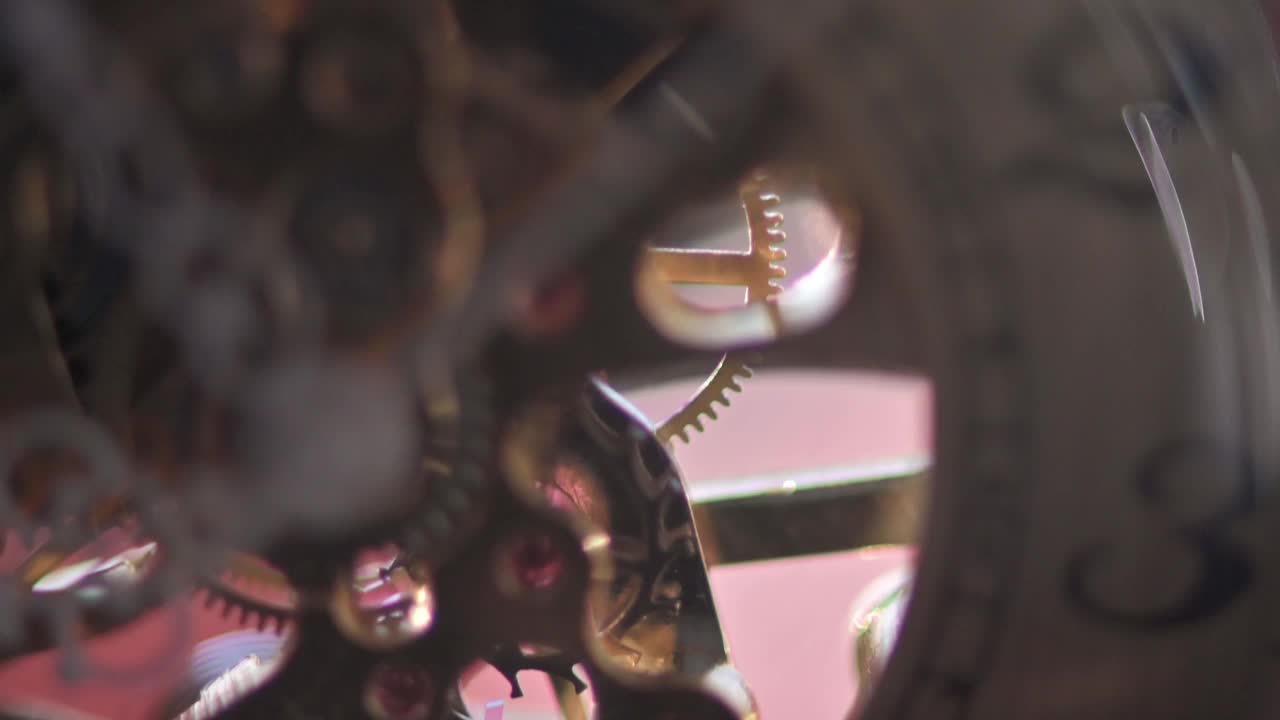金色古董手表机械工作视频下载