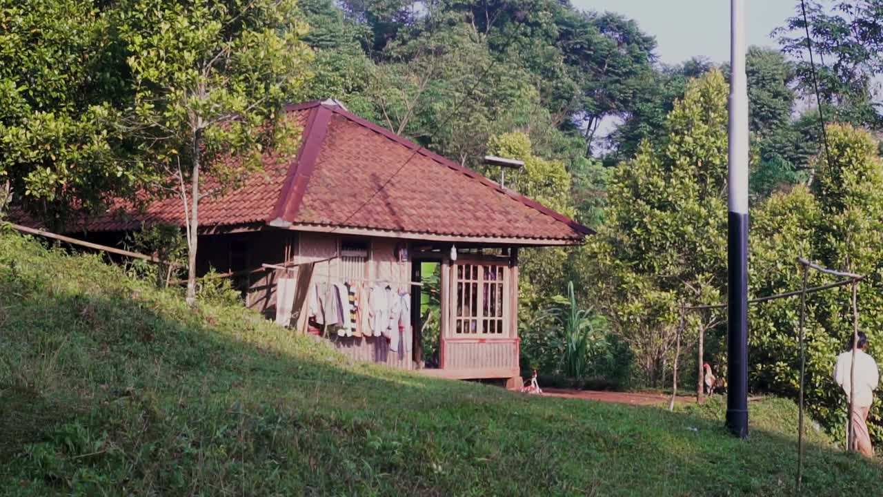 森林中间的传统房屋视频下载