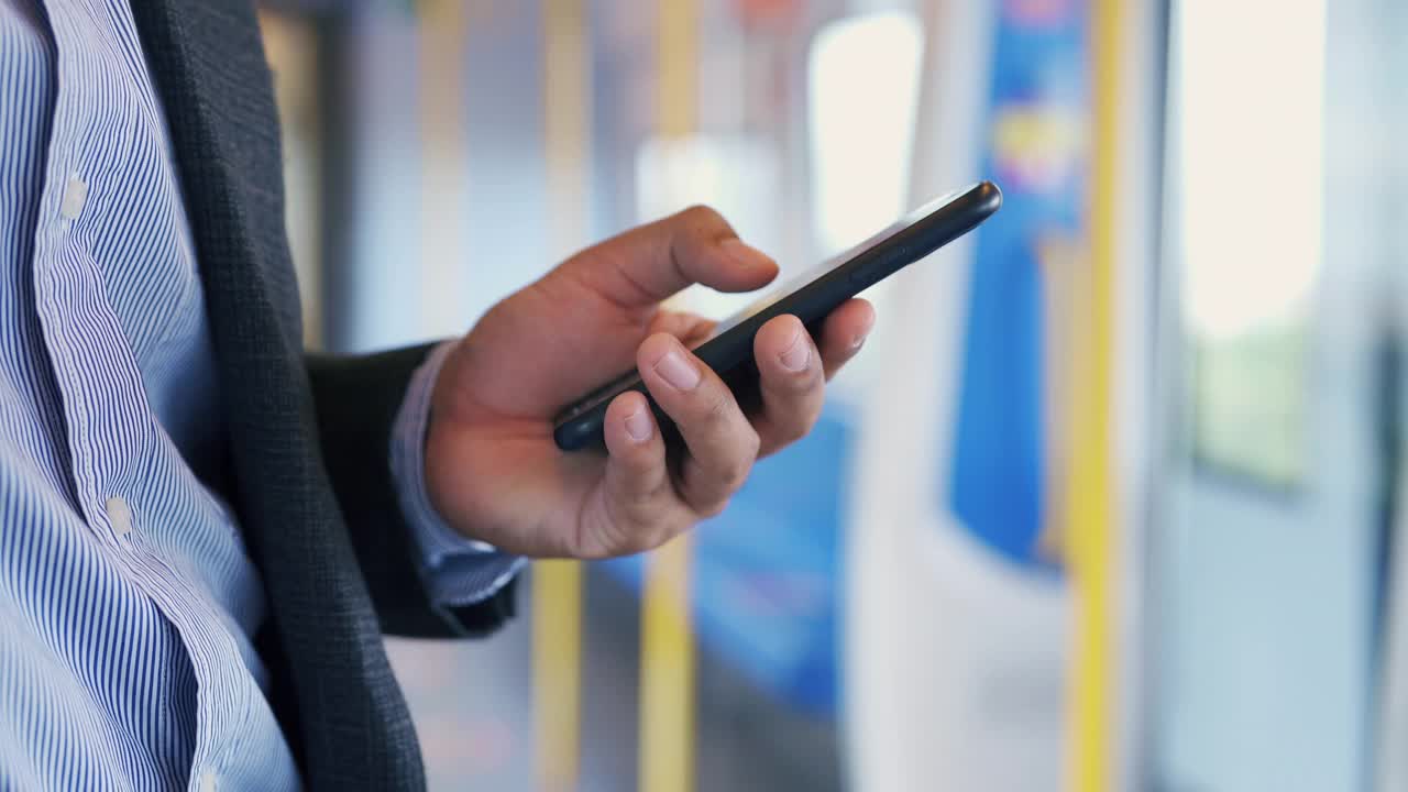 一名商人在地铁列车上用手机视频通话视频素材